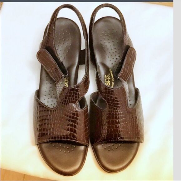 SAS BROWN LEATHER CROC SANDALS.  NEW - Picture 1 of 7